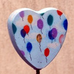 D'avril, ne pas en perdre le fil... (Photos) Un coeur, avec des ballons peints, qui s'envolent