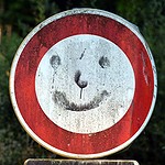 Grand nettoyage d'été, Fuck the System ! Panneau interdiction, avec smiley "sourire"