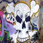 Politiques mortifères, prenons vite un train pas comme les autres Tête de mort street-art