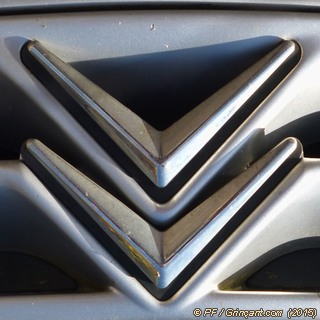 C'est la photo qui est à l'envers, pas la Xantia ! Chevrons Citroën inversé, façon VW de Volkswagen