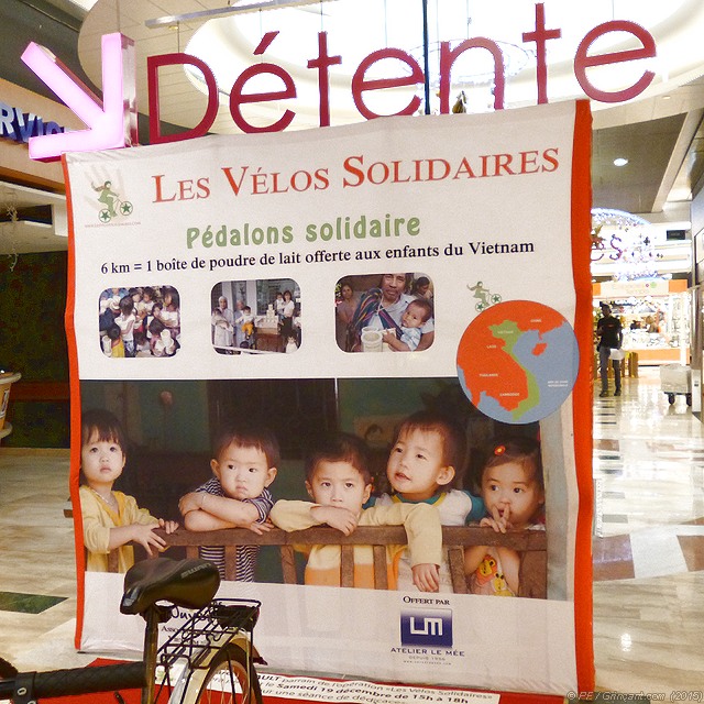 Grande affiche "Les Vélos Solidaires, pédalons solidaire", espace Détente