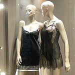 Mannequins féminins dans une vitrine