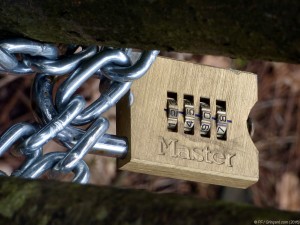 Chaîne et cadenas à code pour bloquer l'accès au chemin forestier