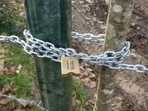 Accès forestier bloqué par grosse chaine et cadenas à code