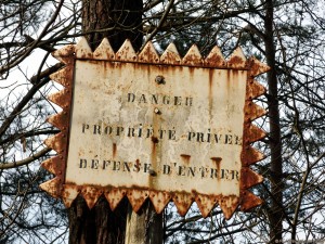 Vieux panneau rouillé "DANGER, PROPRIÉTÉ INTERDITE, DÉFENSE D'ENTRER"