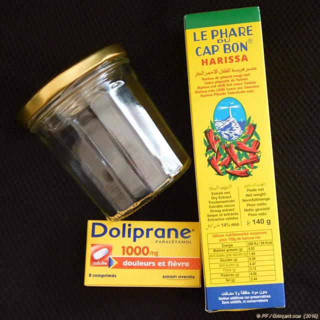 Un bocal de confiture vide, une boîte d'harissa, une boîte de Doliprane 1000 mg