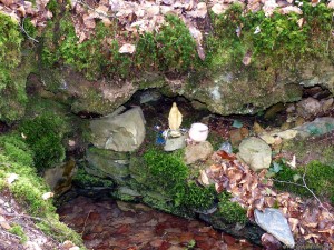 La source, sa vierge, la bougie allumée