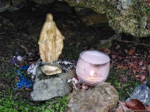 La bougie allumée devant la vierge