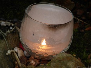 La bougie encore allumée dans sa grotte