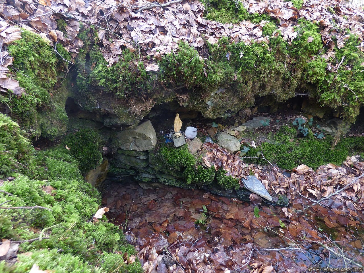 La source, la grotte, sa vierge, et la bougie définitivement éteinte