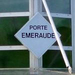 Jours toqués, fraises de mars, poulet gonflé à l’eau "Porte Emeraude" d'un grand centre commercial
