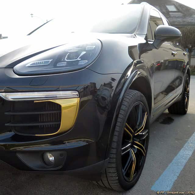 Face avant / profil Porsche Cayenne tout en dorures