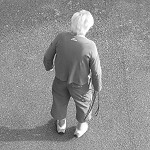 L’homme qui marche au rythme de son chien L'homme qui attend son chien, laisse à la main