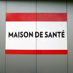 Médecine indigne, un rendez-vous déprimant ! Pancarte "MAISON DE SANTÉ"
