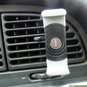 Kenu Airframe sur grille d'aération (dans Xantia)