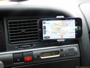 Smarphone sur support Kenu Airframe (dans Xantia)