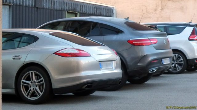 Cour intérieure, parking d'une "financière", en province