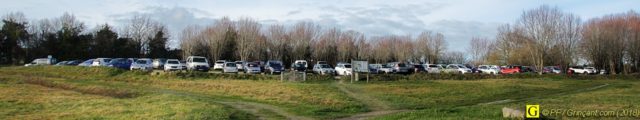 Une horde de voitures sur le parking