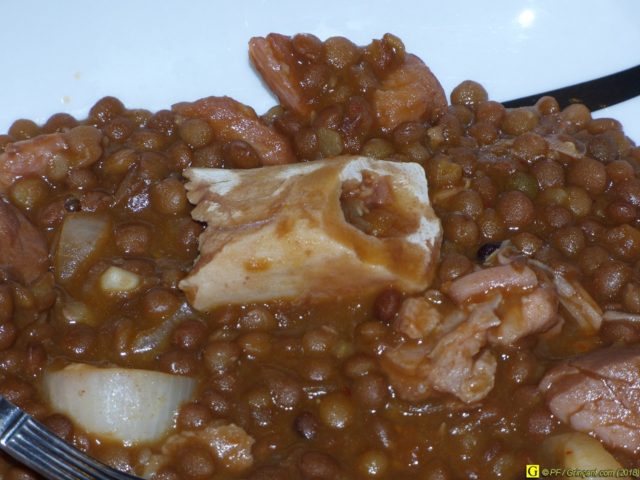 Un bel os, bien acéré, au milieu des lentilles