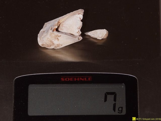 7 grammes d'os sur la balance, au milieu de petit salé Côté Table