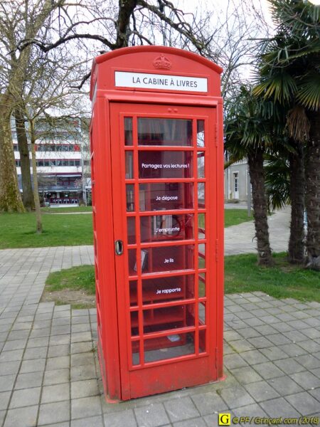 « Red telephone box » transformée en « Cabine à livres »