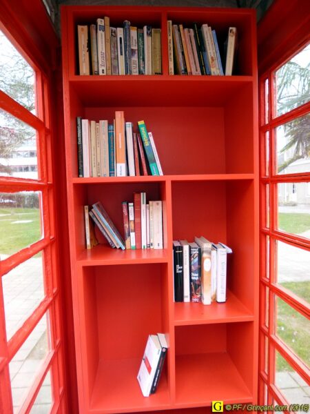 Sur les étagères de cette bibliothèque atypique