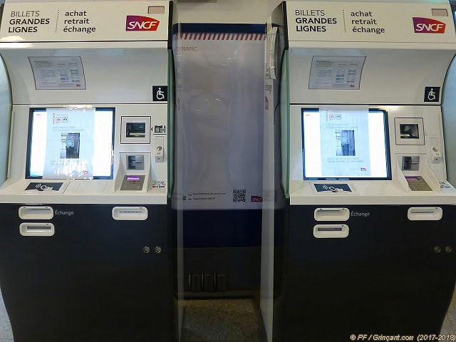 Deux distributeurs de billets SNCF en rade
