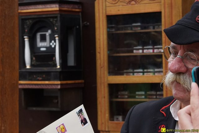 Au bureau postal de l'Amour, comme un téléphone, à gauche