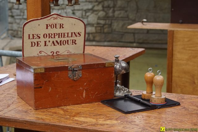 Boîte-Tirelire pour les Orphelins de l'Amour