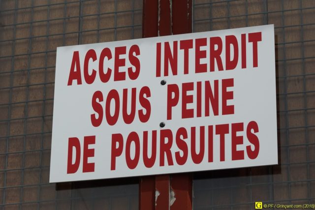 Pancarte « ACCES INTERDIT SOUS PEINE DE POURSUITES »