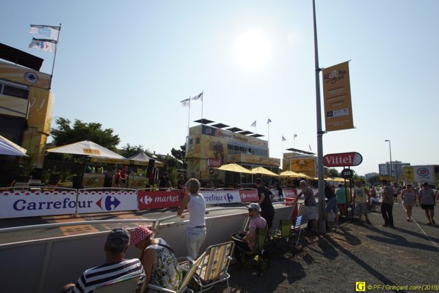 Des spectateurs déjà là, sur la ligne d'arrivée