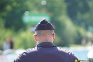 Policier crâneur vu de dos – 2/2