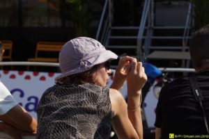 Public patient (elle prend une photo) – 2/4