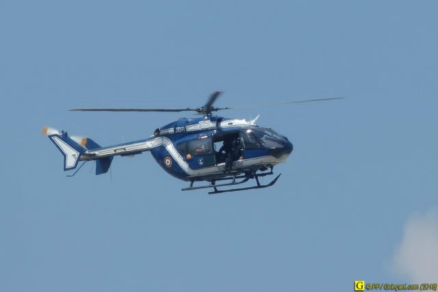 Hélicoptère de la gendarmerie en survol