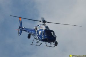 Hélicoptère France TV Sport en vol – 3/4 – (Le bleu, de face)