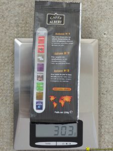 Sachet de café de 250g plein, 303g sur la balance (2/2)