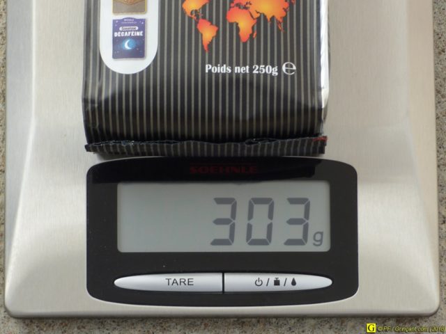 Sachet de café de 250g plein, 303g sur la balance (1/2)