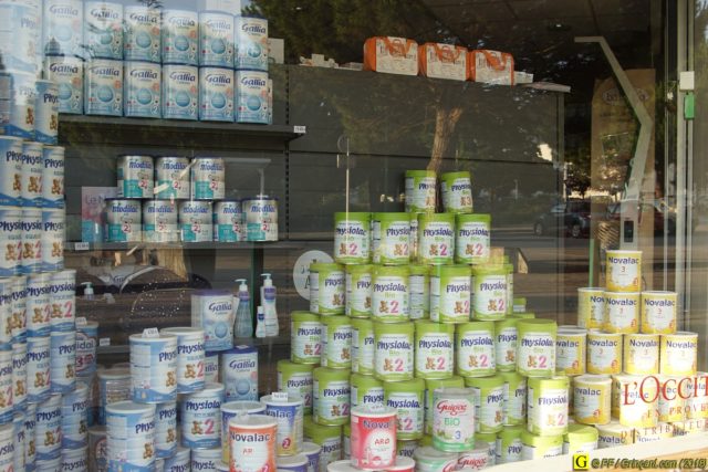 Vitrine de pharmacie : boîtes de laits en poudre pour bébés