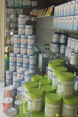 Vitrine de pharmacie : pour bébés, puis pour vieux !