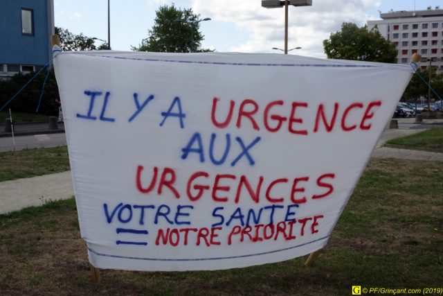 Banderole “Il y a urgence aux Urgences" à l'entrée d'un hôpital - 12/08/2019