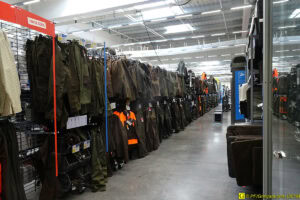 Allée “vêtements de chasse” dans un Decathlon