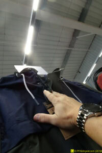 J'essaye d'attraper une veste pour randonnée
