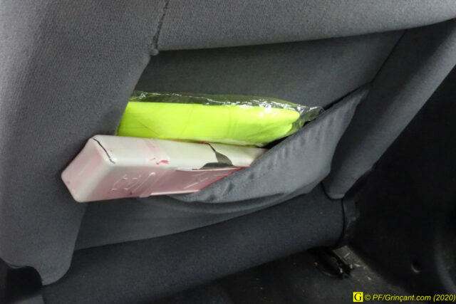 Triangle et gilet jaune, sagement rangés