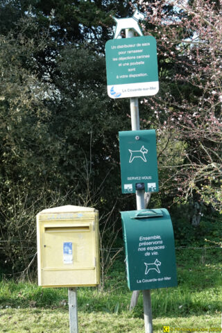 Borne déjections canines & Boîte aux lettres La Poste
