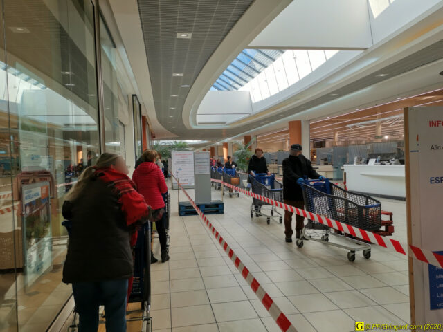 À l'intérieur du centre commercial, le circuit pour accéder à l'hypermarché – 1