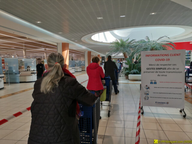 À l'intérieur du centre commercial, le circuit pour accéder à l'hypermarché – 2