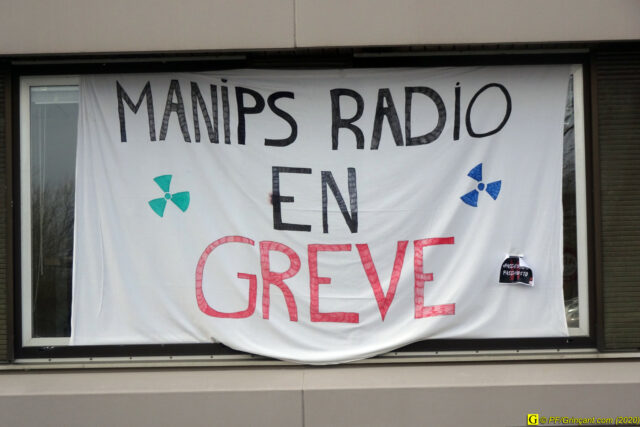 Banderole “Manips Radio en Grève”