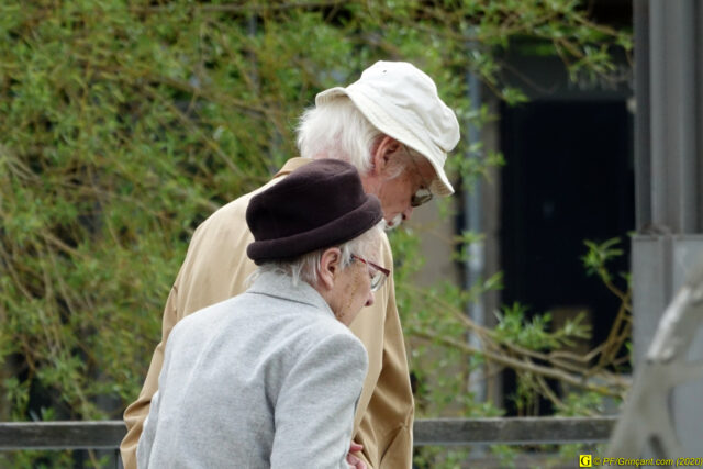 10 — Couple de personnes âgées en vadrouille