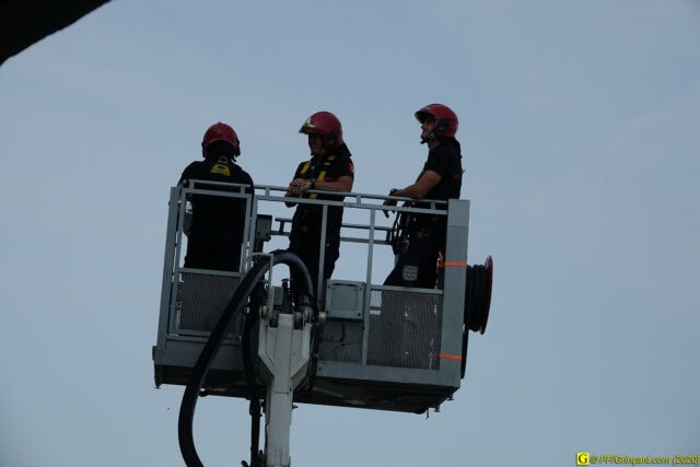Pompiers dans une nacelle BEA33