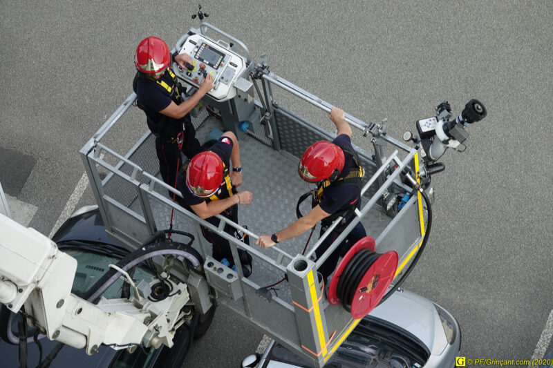 La nacelle avec ses pompiers